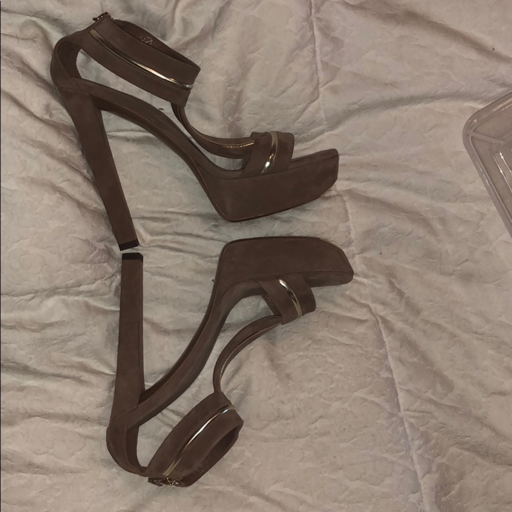 Gucci T Strap Sandle - Picture 3 of 8